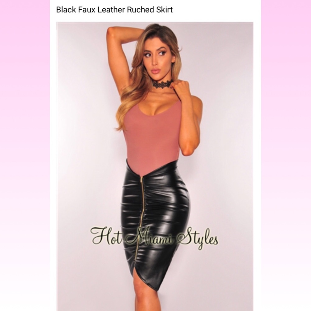***Looking for this skirt👀✨***